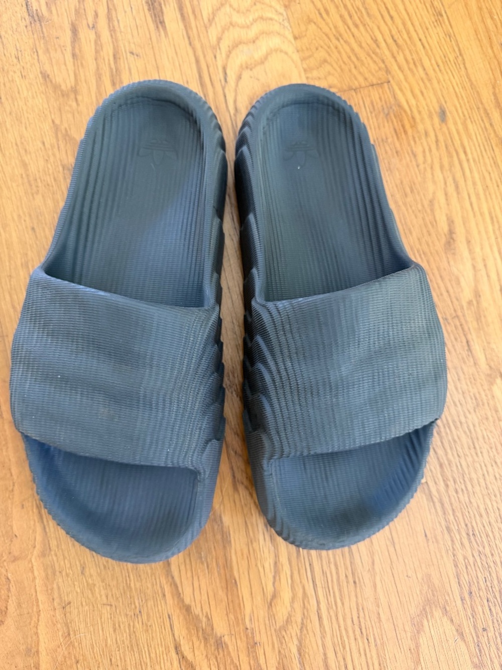 ADILETTE 22 SLIDES Size 7 Men’s